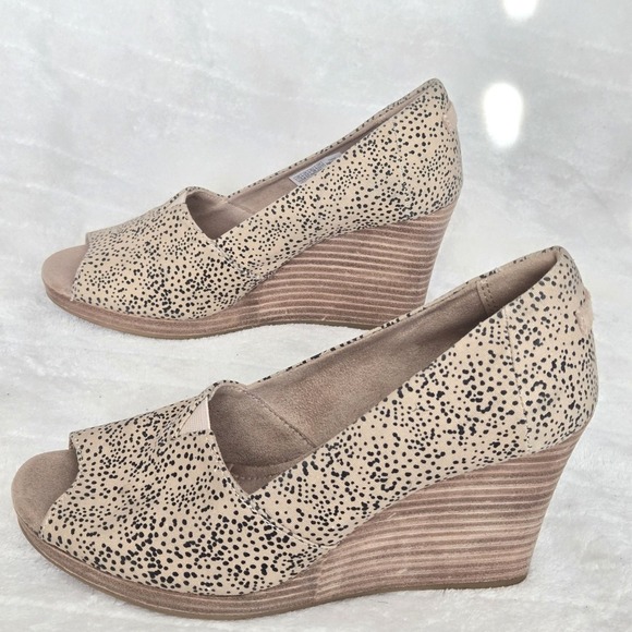 TOMS‎ Michelle Wedge Women's Sz 7.5 Heel Pump Sand Tiny Cheetah Peep Toe Canvas - Picture 3 of 9